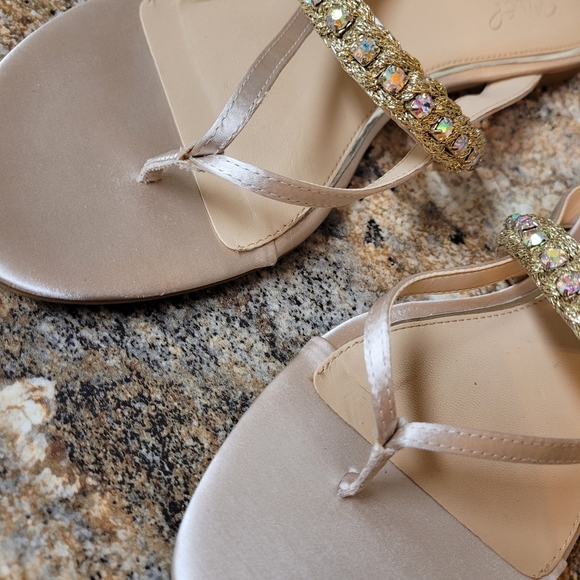 Jewel Badgley Mischka Odina Embellished Thong Sandal Size 10 Champagne - Picture 3 of 6